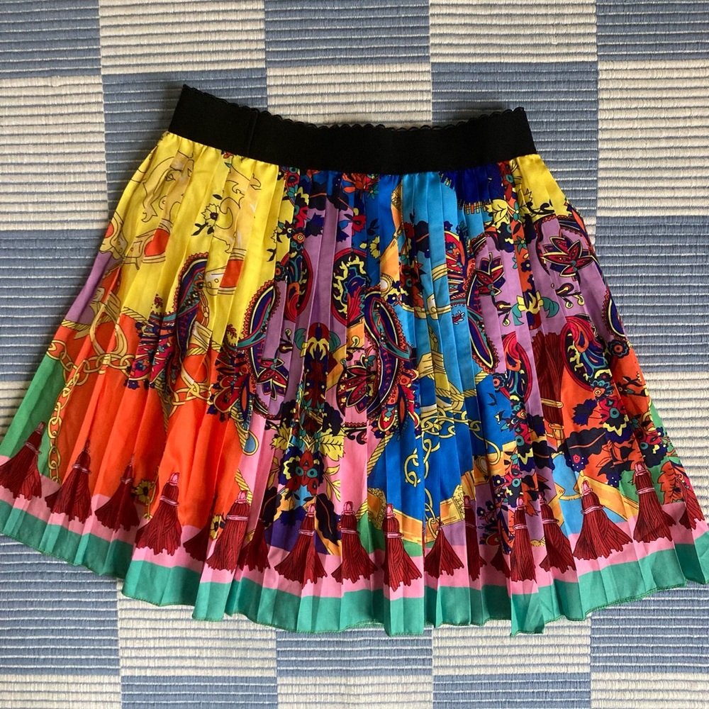 Colorful ‘silk scarf’ pleated mini skirt